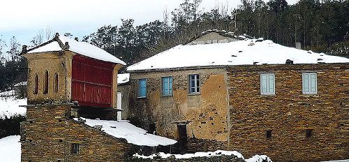 Casa e hórreo nevados en Riotorto - Galicia