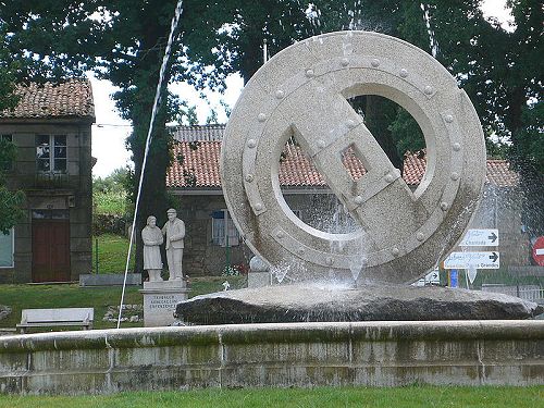 Fonte e monumento en Rodeiro - Galicia