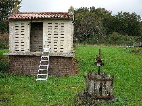 Hórreo e prensa para facer sidra en Dodro - Galicia