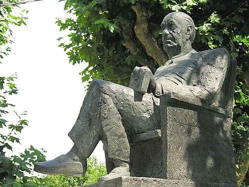 Monumento a Camilo José Cela, premio Nobel de Literatura galego - Padrón - Galicia